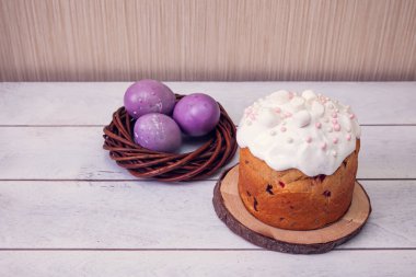 Paskalya pastaları marşmelovları süsledi ve hasır bir yuvaya paskalya yumurtaları çizdi..