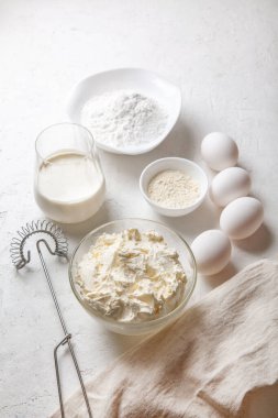 Bask İspanyolcası pişirmek için gereken malzemeler yanmış Aziz Sebastian peynirli keki. Pişirme ürünleri - krem peynir, şeker, yumurta, un ve krema. Tarif adım adım düz düz üst görünüm.