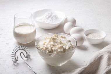 Cam kasede krem peynir, şeker, yumurta, un ve kremayla kaplıdır. Bask İspanyolcası pişirmek için gereken malzemeler yanmış Aziz Sebastian peynirli keki. Adım adım tarif et..