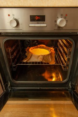 Ev yapımı ev yapımı Bask peynirli keki. Hamurla kaplı kağıt fırında ve pişmiş. Adım adım tarif et..