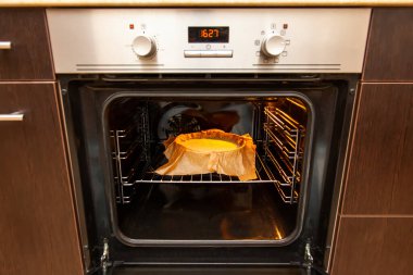 Ev yapımı ev yapımı Bask peynirli keki. Hamurla kaplı kağıt fırında ve pişmiş. Adım adım tarif et..