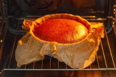 Ev yapımı ev yapımı Bask peynirli keki. Kızarmış peynirli kek fırında hazır. Adım adım tarif et..