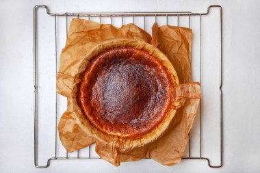 Ev yapımı Bask peynirli keki, rafta pişirdikten hemen sonra yaktı..