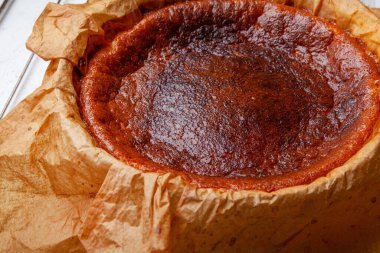 Yakın plan ev yapımı Bask peynirli keki pişirdikten hemen sonra yaktı..