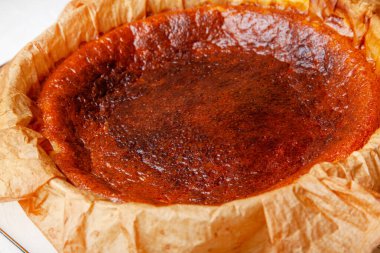 Ev yapımı Bask peynirli keki, rafta pişirdikten hemen sonra yaktı..