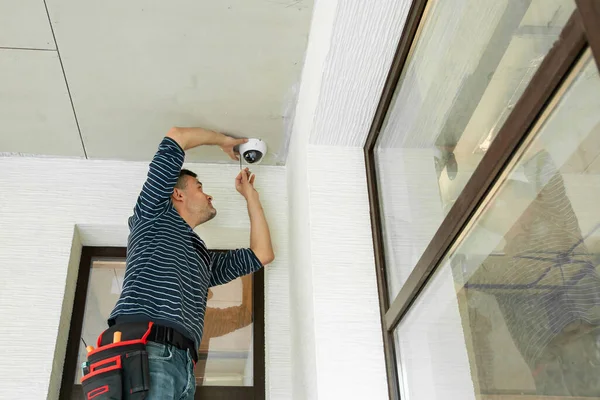 Мужчина Устанавливает Камеру Безопасности Строящемся Частном Доме — стоковое фото