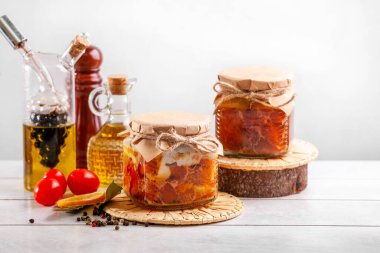 Çiftlik tavuğu, ördek, tavuk konservesi. Konserve kümes hayvanlarıyla dolu cam kavanozlar