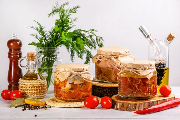 Ev yapımı konserve etle dolu cam kavanozlar. Çiftlik tavuğu, ördek, tavuk...