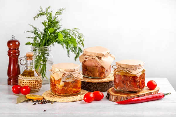 Çiftlik tavuğu, ördek, fotokopi alanı olan tavuk ve ev yapımı et konserveleri.