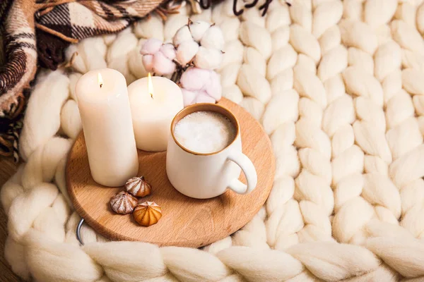 Kopje Cappuccino Koekjes Kaarsen Geruite Ruitjes Achtergrond Van Een Deken — Stockfoto