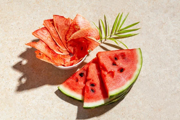 Wintervorrat Scheiben Getrockneter Wassermelone Mit Frischen Stücken Auf Hellem Hintergrund — Stockfoto