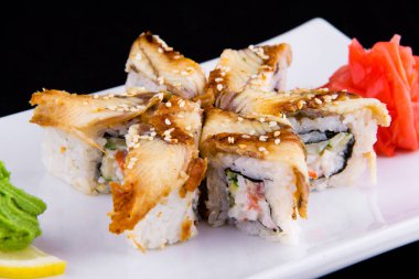 Unagi kani - Yengeç, yılan balığı, domates, salatalık, mayonez ve susamlı suşi..