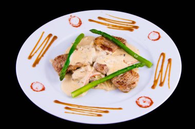 Kuşkonmazlı domuz eti madalyonları: domuz filetosu, kuşkonmaz, mantar, pırasa, soğan, havuç ve yarım buzul sosu..