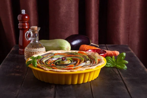 Proces Vaření Zeleninový Spirálový Koláč Cuketou Lilkem Mrkví Bazalkou Silikonovém — Stock fotografie