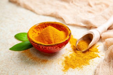 Hafif arka planda yaprakları olan kurumuş zerdeçal tozu..