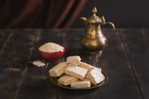 Egy Darab Tahini Halva Szezámmag Egy Tálban Egy Antik Kancsó — Stock Fotó