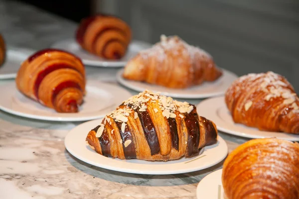 Plusieurs Croissants Sont Placés Sur Table Marbre Avant Servir Foyer — Photo