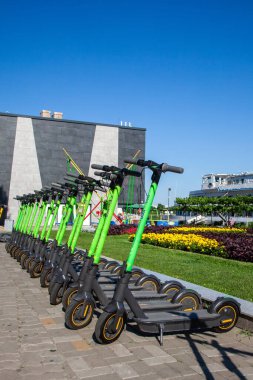 Scooter kiralama istasyonu. Otoparkı paylaşırken elektrikli scooterlar. Rostov-on-Don, Rusya, Ağustos 07: 2021.