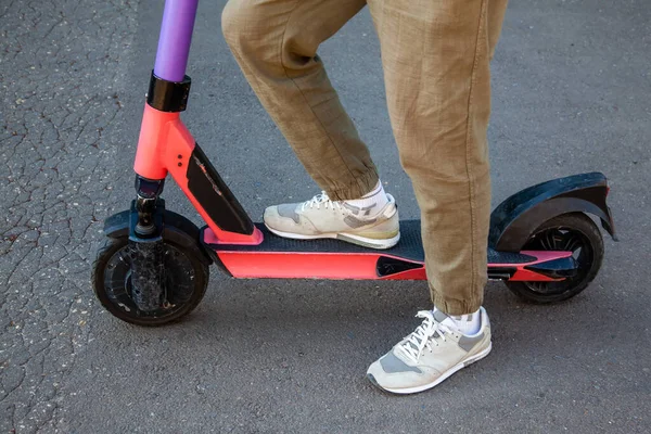 Nahaufnahme Der Beine Eines Jungen Mannes Auf Einem Elektroroller Vor — Stockfoto