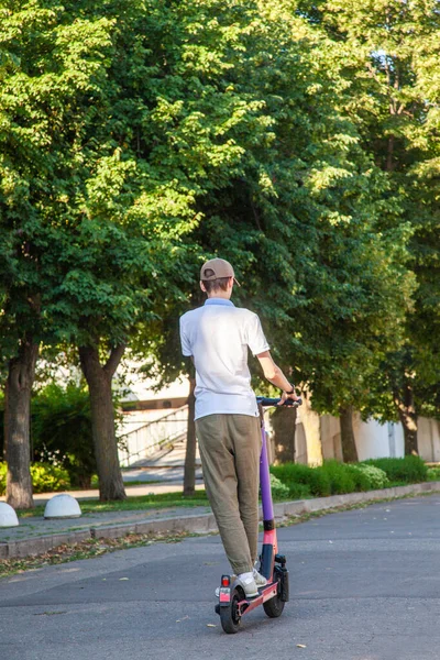 Genç Bir Adam Parkta Kiralık Bir Elektrikli Scooter Kullanıyor Scooter — Stok fotoğraf