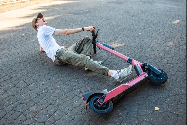 Jovem Teve Acidente Uma Scooter Eletrônica Jaz Asfalto Grita Dor — Fotografia de Stock