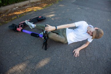 Genç bir adam elektronik scooter 'la kaza yaptı, asfalta uzandı ve acı içinde bağırdı..