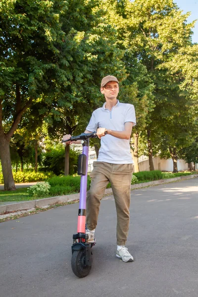Een Jongeman Rijdt Een Gehuurde Elektrische Scooter Het Park Schopscooter — Stockfoto