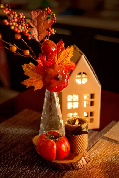 ハロウィンと秋のキッチン装飾 明るい段ボールハウス キャンドル 秋の葉と花束 — ストック写真