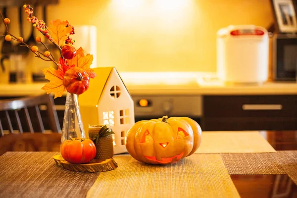 万圣节和秋天的厨房装饰 明亮的纸板屋 秋叶花束 南瓜灯 — 图库照片