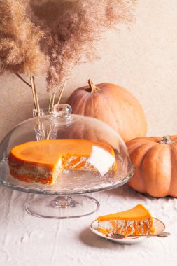 Ev yapımı süzme peynir ve haşhaş tohumu ve portakallı balkabağı güveci ve cam tezgah ve balkabağı dilimleri..