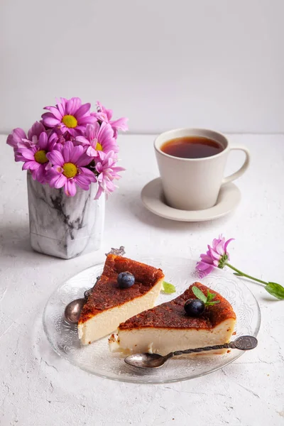 Rebanadas Pastel Queso Casero Quemado Vasco Plato Con Arándanos Hojas — Foto de Stock