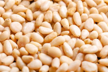 Organik çam fıstıklarının arka planı. Üst görünümü kapatın..