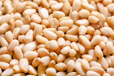 Organik çam fıstıklarının arka planı. Üst görünümü kapatın..