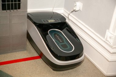 Ayakkabı kılıflarını bağlamak için kullanılan makine. Odanın temizliğini sağlamak için gerekli ekipman..