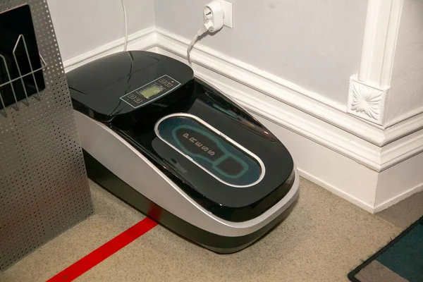 Ayakkabı kılıflarını bağlamak için kullanılan makine. Odanın temizliğini sağlamak için gerekli ekipman..