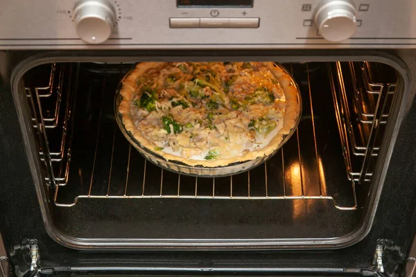 Tarte Sablée Ouverte Poulet Brocoli Saupoudrée Fromage Cuite Four — Photo