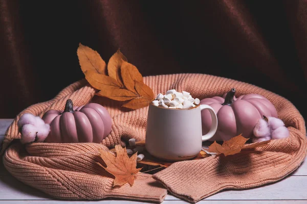 Herfst Stilleven Lichte Houten Achtergrond Bruin Textiel Met Cacao Mok — Stockfoto