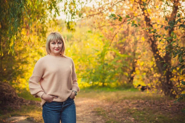 Eine Blonde Frau Mit Kurzhaarschnitt Spaziert Strickpullover Durch Den Wald — Stockfoto