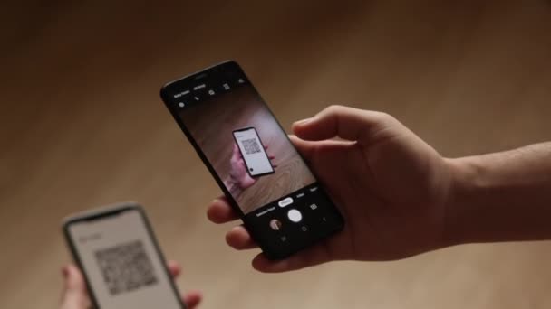 Omul Scanează Cod Smartphone Care Arată Rezultat Pozitiv Testului Pentru — Videoclip de stoc