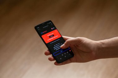 Adamın elinde, koronavirüs için pozitif PCR testi sonuçlarını gösteren bir akıllı telefon var. Rostov-on-Don, Rusya, 31 Ağustos 2021.