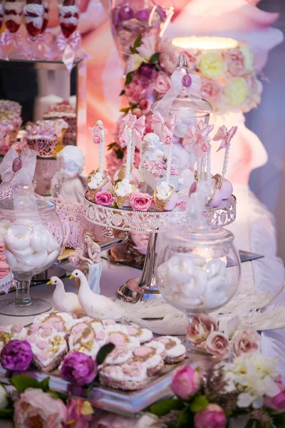 Вкусные Десерты Свадебном Баре Буфете Торт Украшенный Ангелами Камео Свежие — стоковое фото