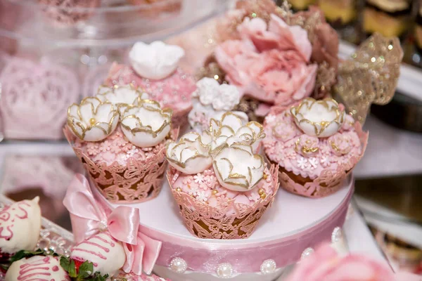 Вкусные Десерты Свадебном Батончике Буфете Кексы Украшенные Ангелами Сахарные Розы — стоковое фото