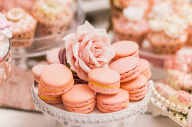 Açık büfe alanındaki düğün şekerleme barında leziz tatlılar: Gül kafayla süslenmiş badem kurabiyeleri.