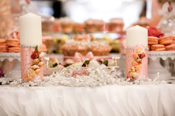 Вкусные Десерты Свадебном Баре Шведский Стол Свечи Украшенные Бутонами Роз — стоковое фото