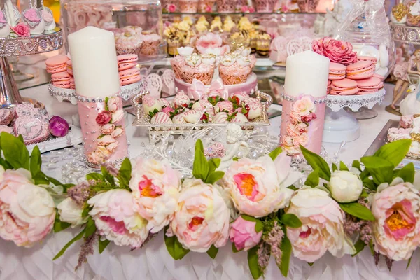 Вкусные Десерты Свадебном Батончике Буфете Украшенные Свечи Розовые Бутоны Ленты — стоковое фото