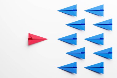 Beyaz arka planda bir liderle kağıt uçaklar. Grup liderliği kavramı. 3d hazırlayıcı