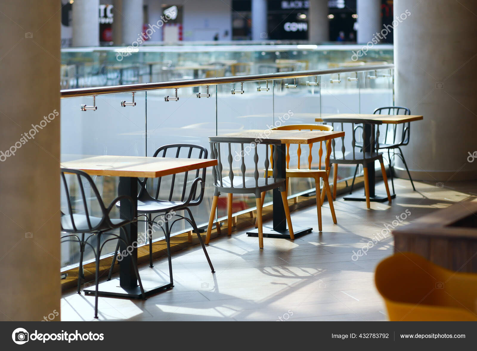 Mesas y sillas en los cafés del centro comercial: fotografía de stock ©  @ #432783792 | Depositphotos