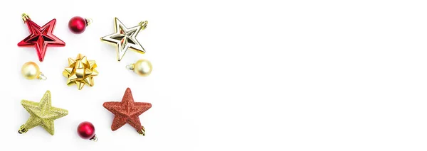 Kerstboom speelgoed, rode en gouden sterren, ballen op een witte achtergrond. Een spandoek. Kopieerruimte — Stockfoto
