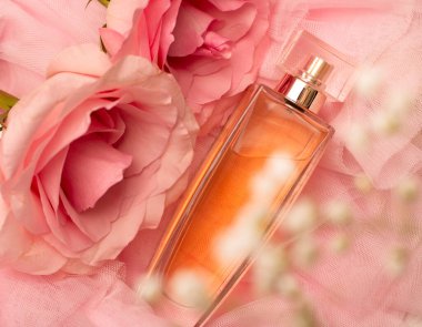 Pembe peçeli pembe bir parfüm şişesi. Parfümler, kozmetikler, parfüm koleksiyonu..