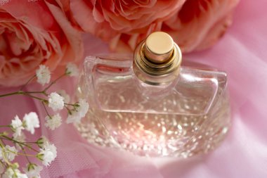 Pembe peçeli pembe bir parfüm şişesi. Parfümler, kozmetikler, parfüm koleksiyonu..